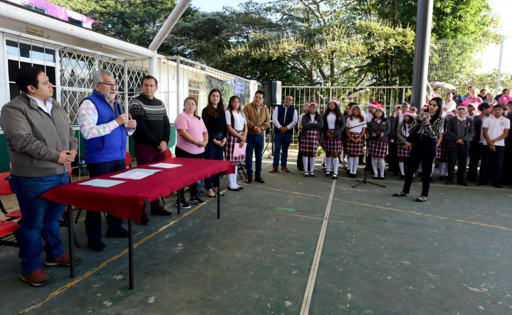 Entrega Alberto Islas equipo de cómputo a Telebachillerato de la colonia&nbsp;Higueras