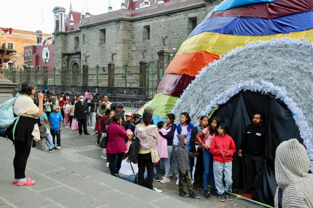 Gobierno de Puebla realiza la Piñata Sensorial «Habla con&nbsp;Santa»