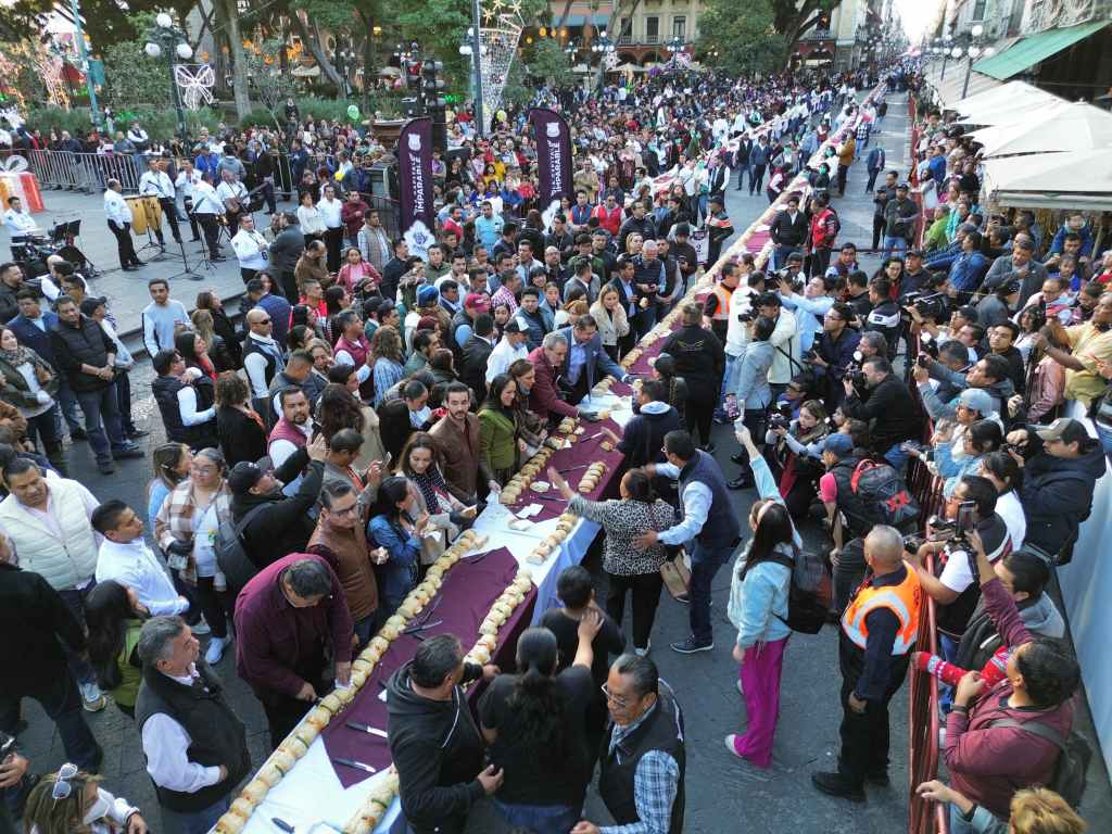 Presiden Alejandro Armenta y Pepe Chedraui la partida de Rosca Monumental en el Zócalo de Puebla