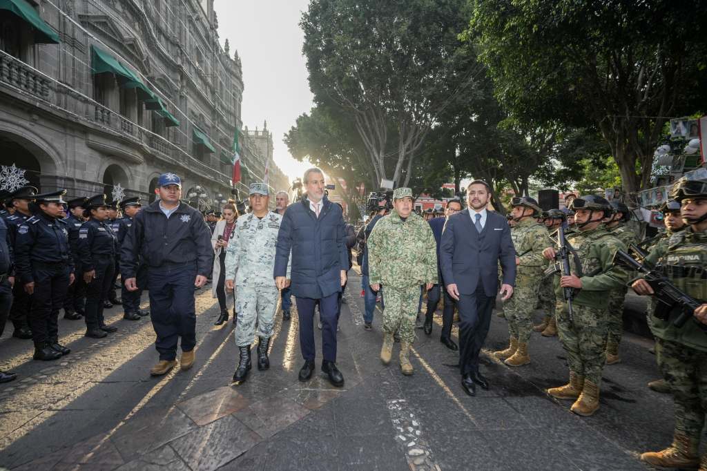 Encabeza Pepe Chedraui pase de lista a fuerzas municipales en el Zócalo de Puebla