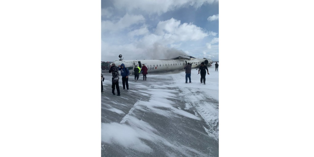 Un avión de Delta Airlines se estrelló y volcó en el&nbsp;impacto