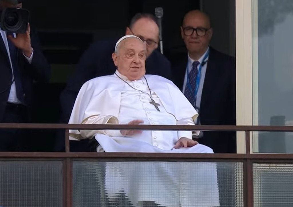 Así fue la primera aparición pública del papa Francisco tras hospitalización