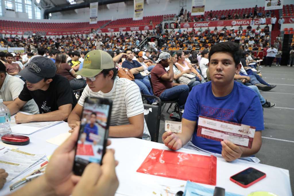 Rocío Nahle y Gobierno de México impulsan el futuro de 12 mil jóvenes con&nbsp;becas