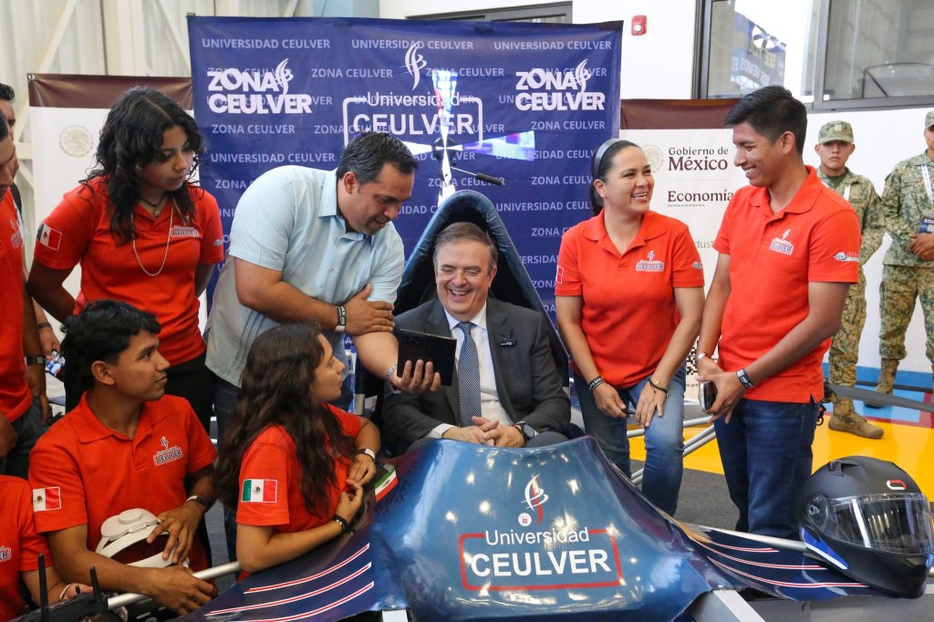 Marcelo Ebrard se sube al vehículo volador Mantarraya, un automóvil Hecho en&nbsp;México