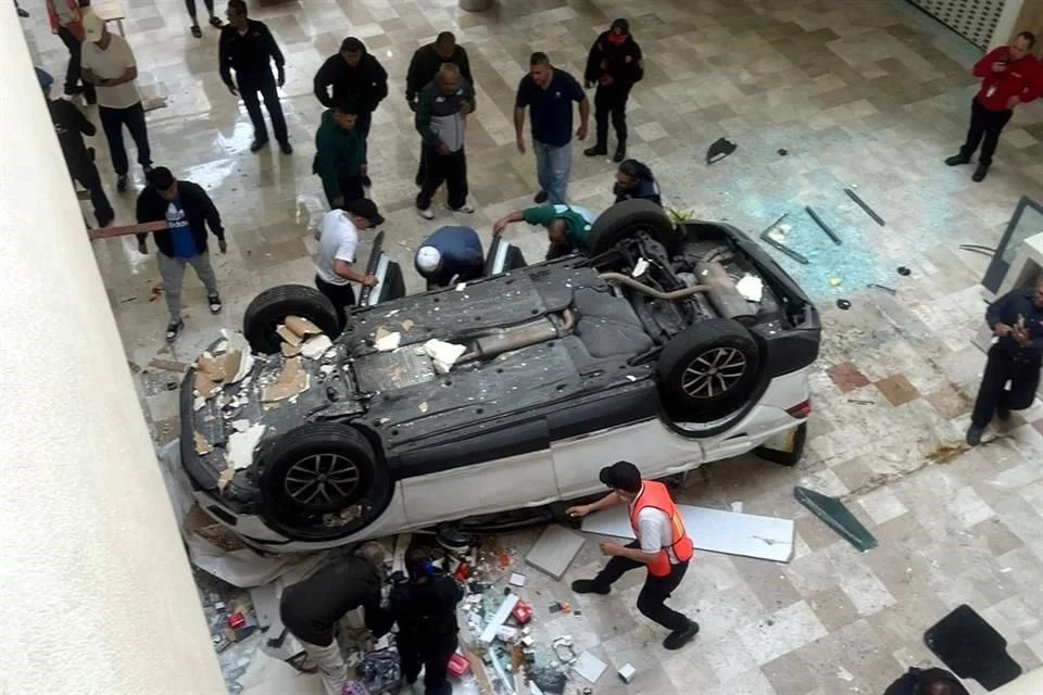 Cae auto de tercer nivel dentro de plaza de Lomas de&nbsp;Bezares