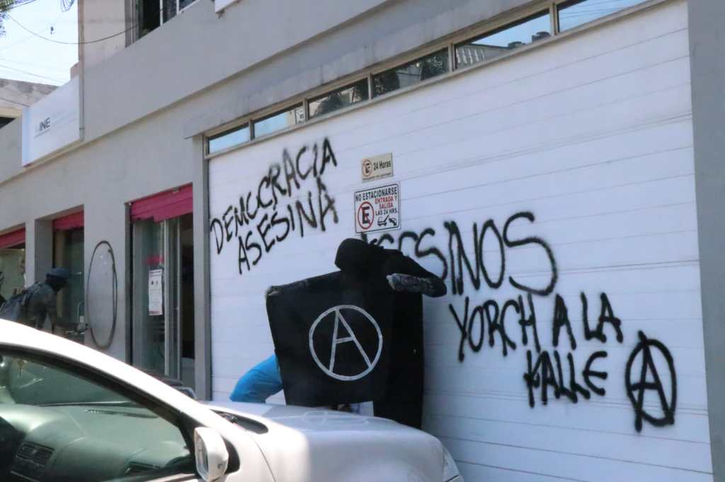 Jóvenes “anarquistas” vandalizaron las oficinas del&nbsp;INE