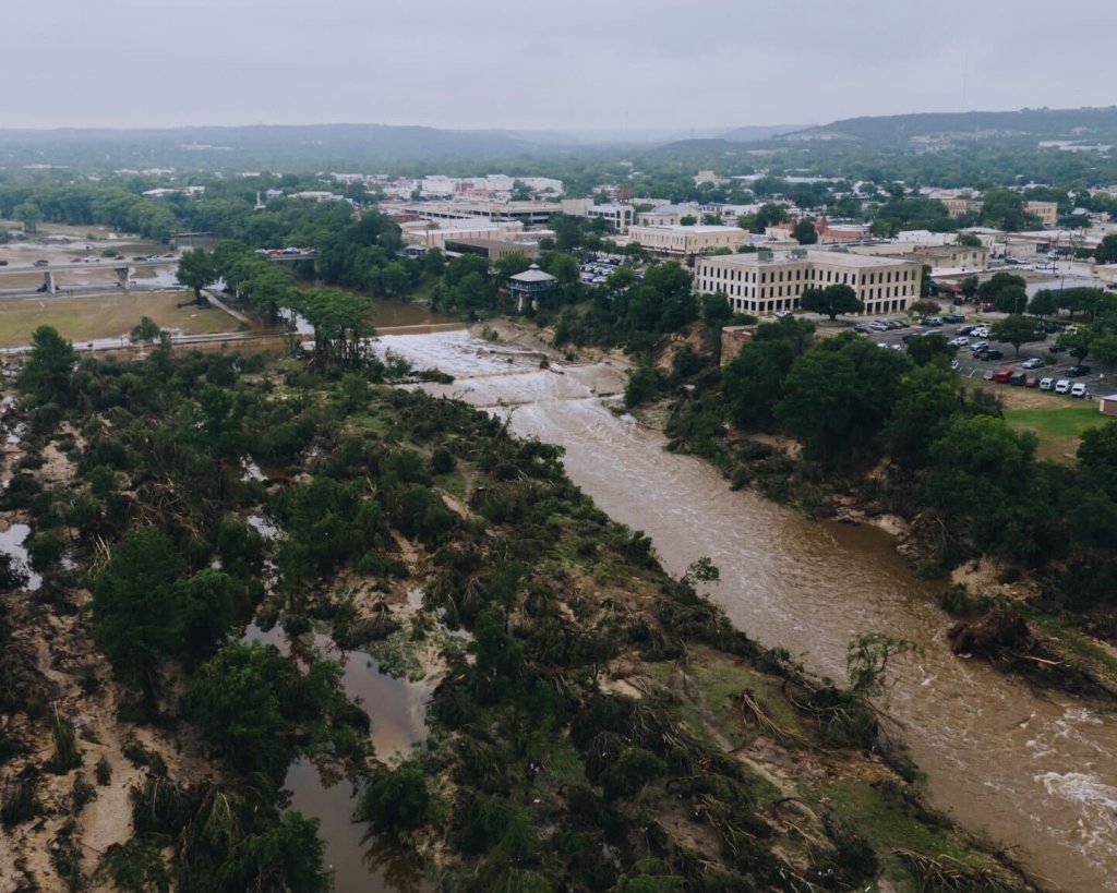 Firma Trump declaratoria de desastre en Kerr; van 59&nbsp;muertos