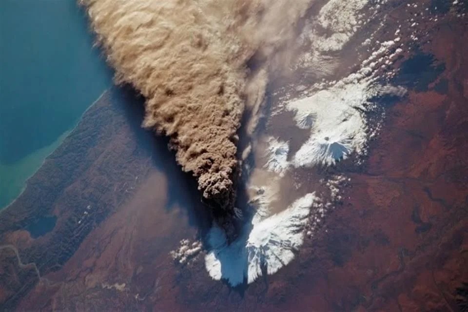 Entra volcán en erupción en Rusia tras&nbsp;terremoto