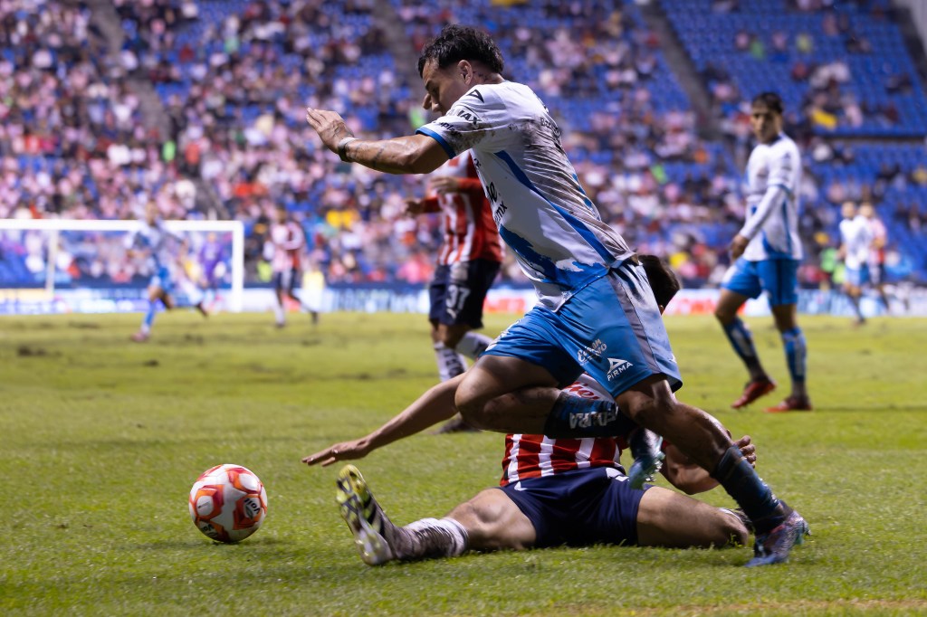 Golazo histórico y triunfo rojiblanco: Chivas venció Puebla en el&nbsp;Cuauhtémoc
