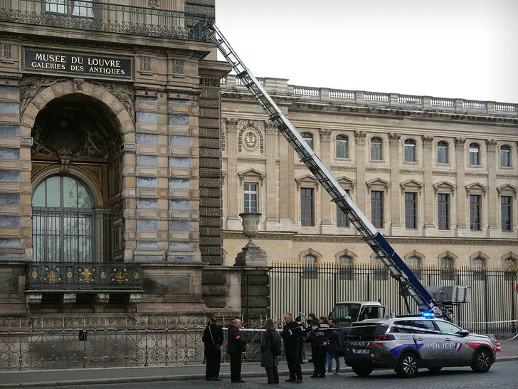 Entran ladrones al Louvre, roban joyas y huyen en&nbsp;motos