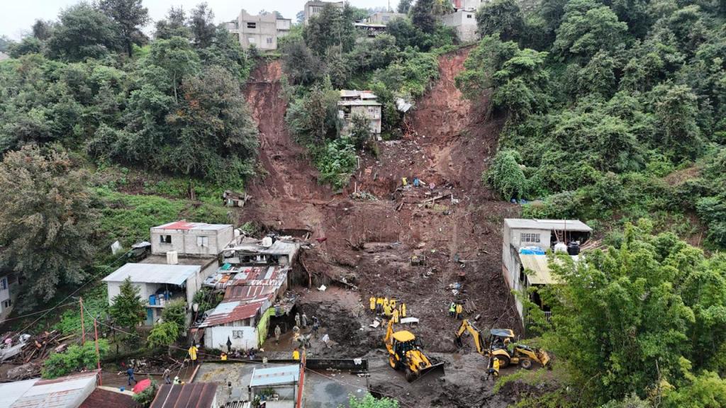 Módulos de maquinaria rehabilitan carreteras y caminos en la Sierra&nbsp;Norte