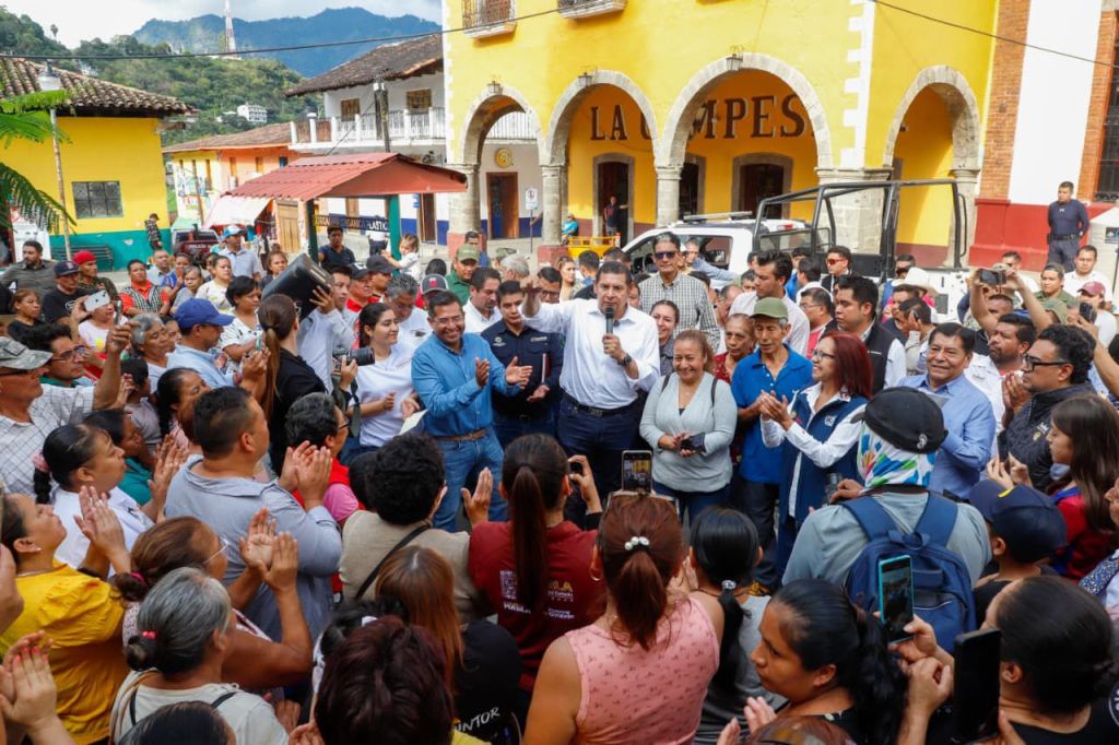 Gobierno federal y estatal restablecen caminos, entregan víveres y rehabilitan servicios en&nbsp;Pahuatlán