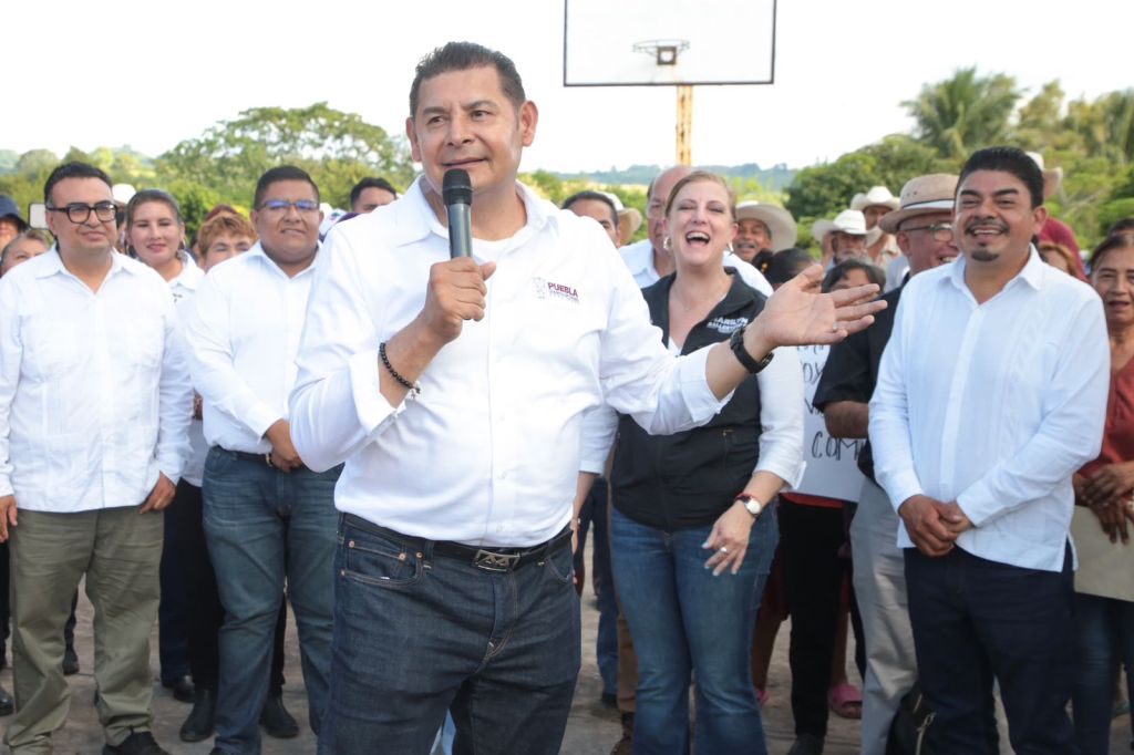 Con módulos de maquinaria se rehabilitan y construyen carreteras en Tenampulco,&nbsp;Puebla