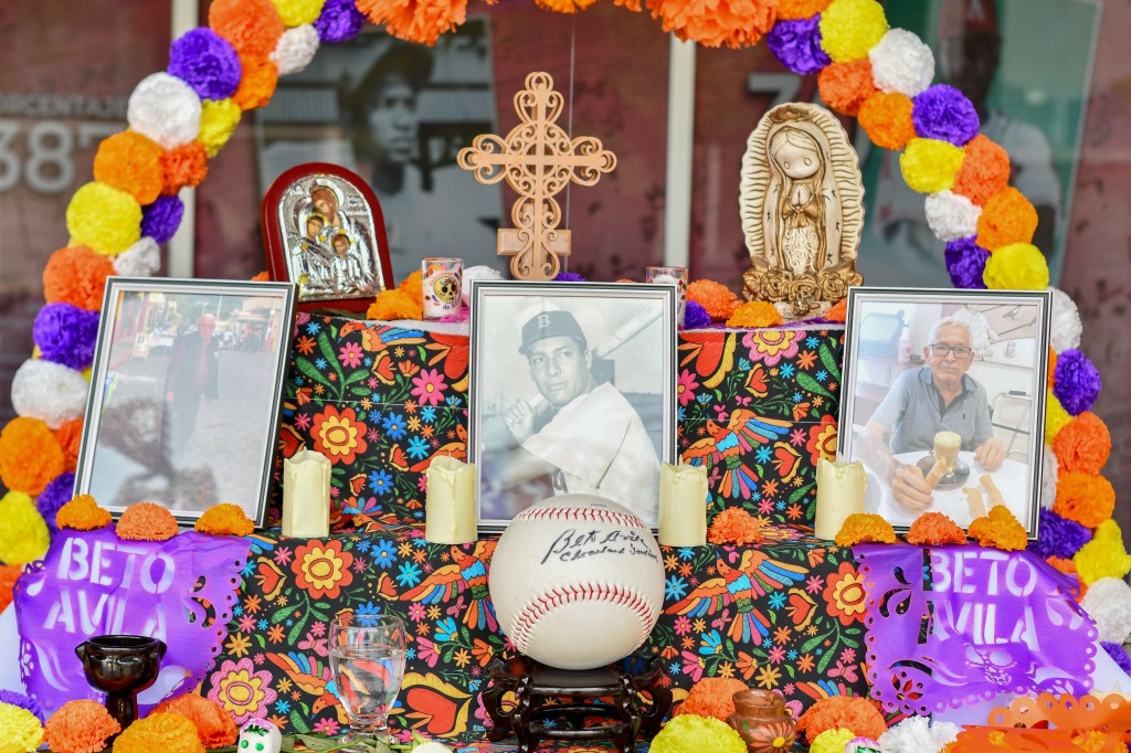 El Águila rinde altar a leyendas en Día de&nbsp;Muertos