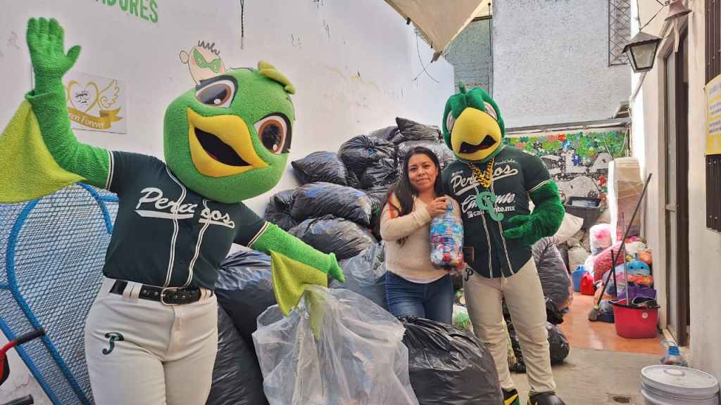 Pericos de Puebla dona tapas de plástico a Banco de Tapitas&nbsp;Puebla