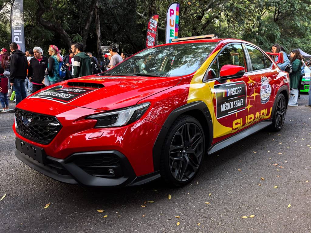 Conviven pilotos de NASCAR con poblanas y&nbsp;poblanos