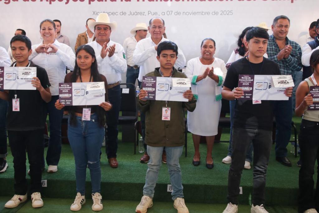 Gobierno amplía conectividad digital; 2 mil jóvenes en Xicotepec reciben becas del&nbsp;bienestar
