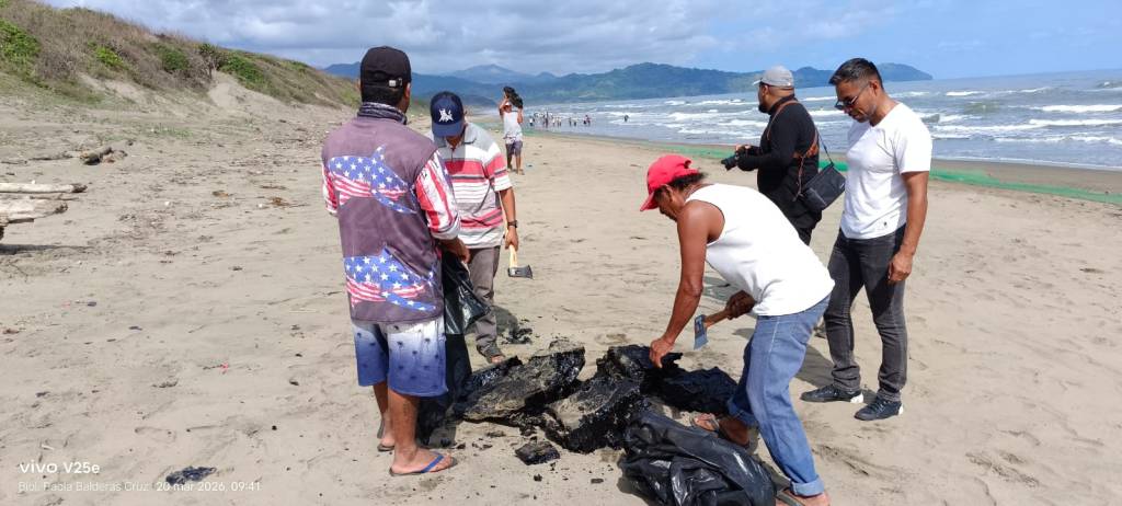 Derrame de hidrocarburo en Veracruz afecta 630 km de litoral; autoridades aún sin determinar&nbsp;causas
