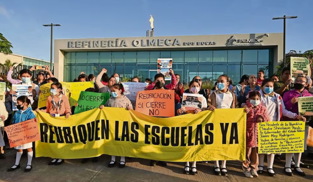 Vecinos de Dos Bocas piden reubicar escuelas y plan de evacuación tras incendio en&nbsp;refinería
