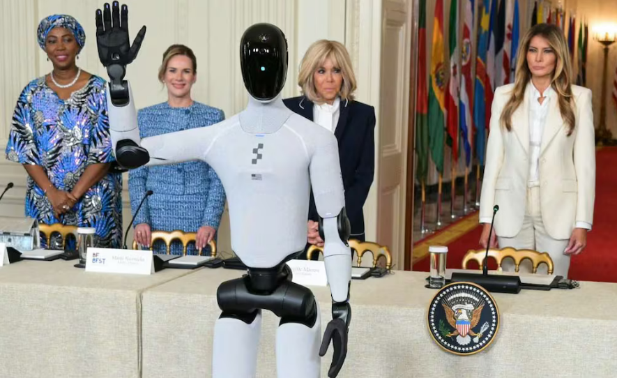 Melania Trump llega a cumbre “Fomentando el Futuro Juntos» acompañada por un&nbsp;robot