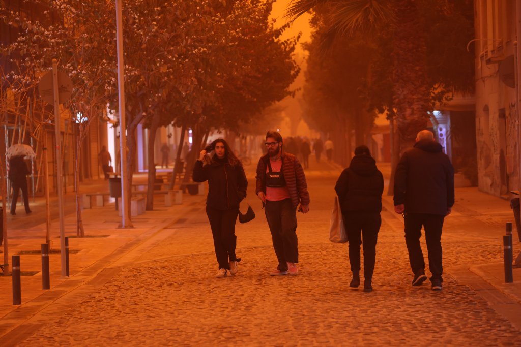 Tormenta de polvo del Sahara tiñe de rojo el cielo de Creta,&nbsp;Grecia