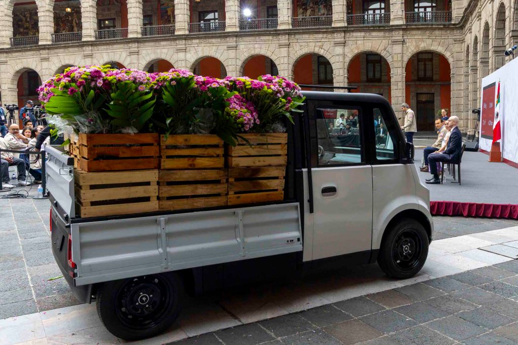Sheinbaum presenta Olinia Carga, modelo para transporte de mercancías; este será su&nbsp;precio