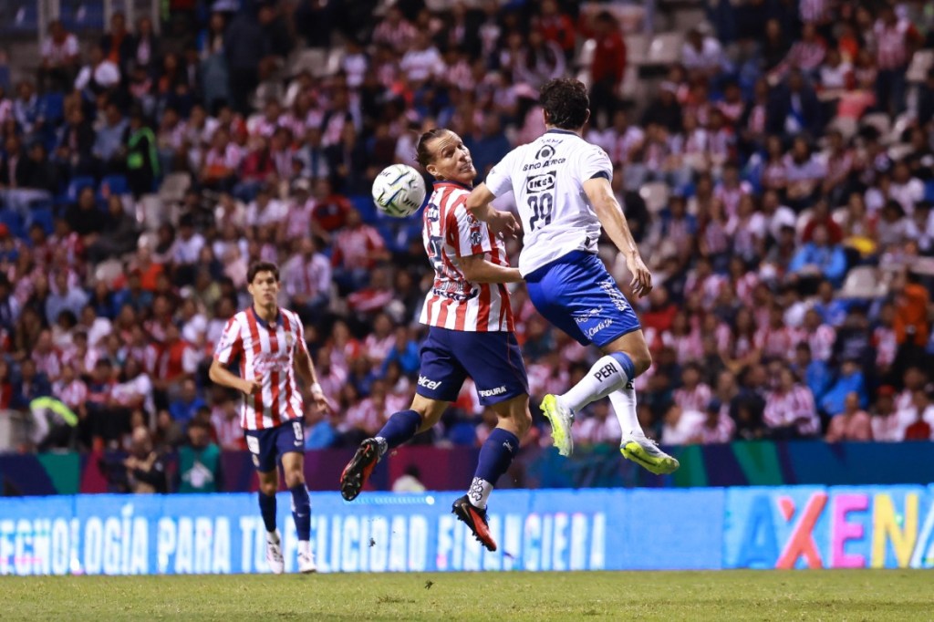 Chivas rescata un punto en Puebla con un golazo del ‘Piojo’ Alvarado