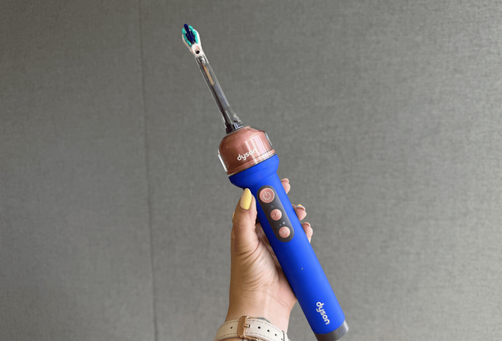 VIDEO | Dyson reinventa el cepillo de dientes eléctrico con cámara e irrigador&nbsp;integrado